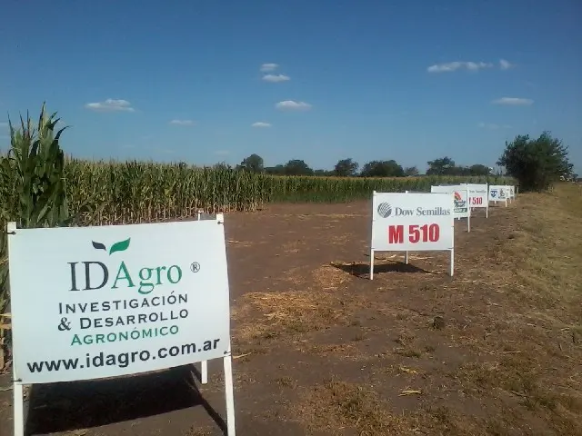 Cartelería de IDAgro en un lote demostrativo