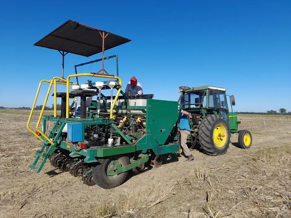 Equipo de siembra de IDAgro trabajando en un lote de ensayo