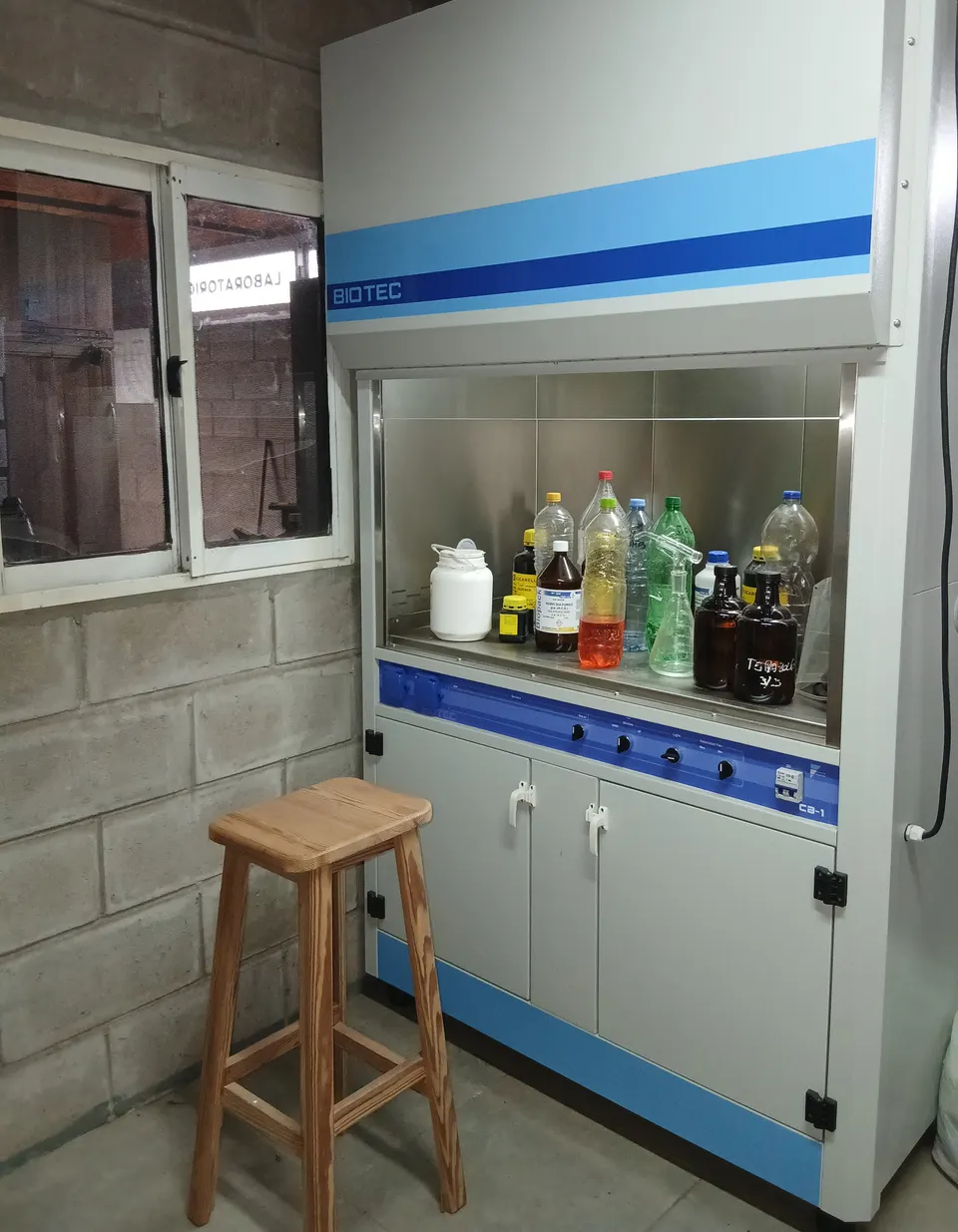 Campana y equipamiento del laboratorio agronómico de IDAgro